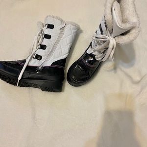 Tote size 5 snow boots